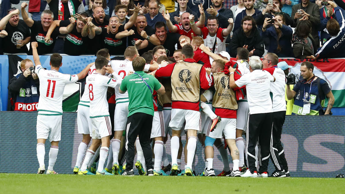 Los jugadores de Hungría celebran un gol ante Austria. (Reuters)