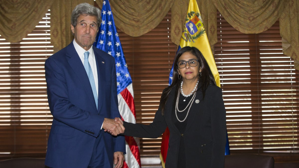 John Kerry y Delcy Rodríguez, durante su encuentro en los márgenes de la OEA. (AFP)