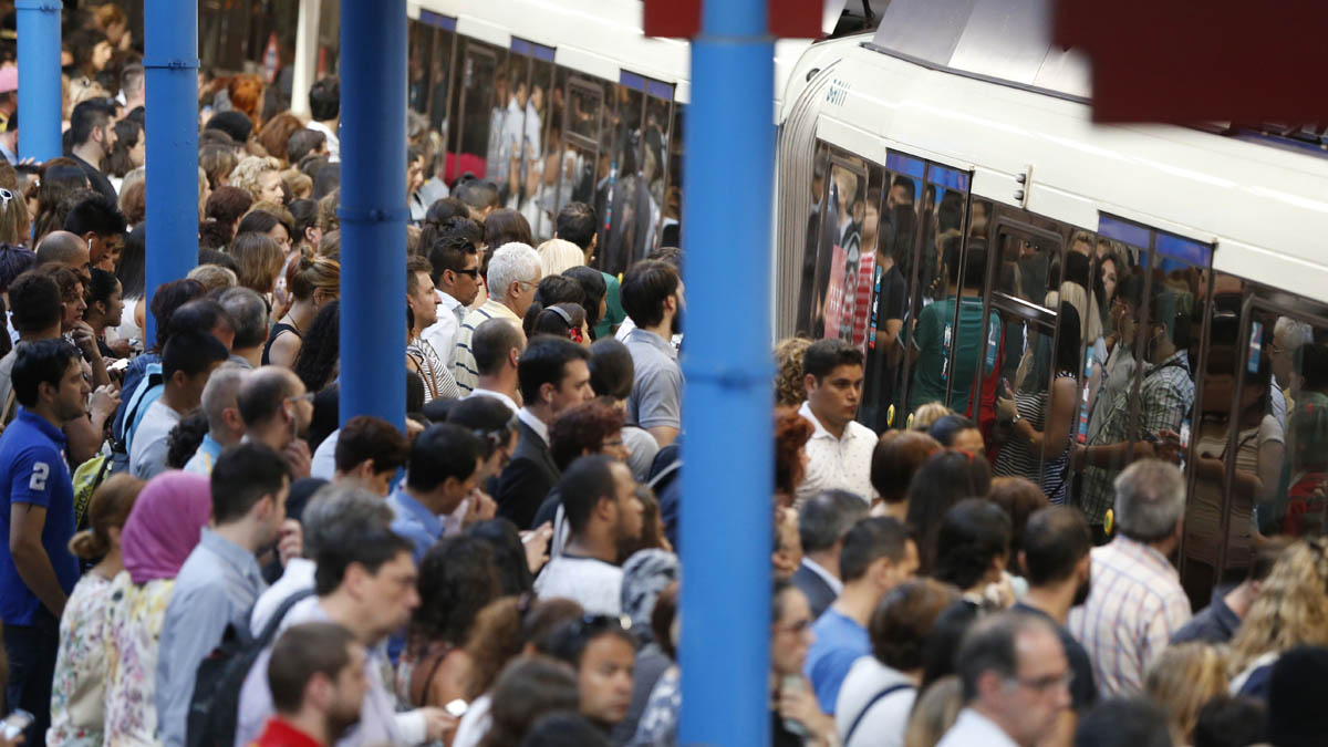 Aglomeración de viajeros en la primera huelga de Metro en Madrid. (Foto: EFE)