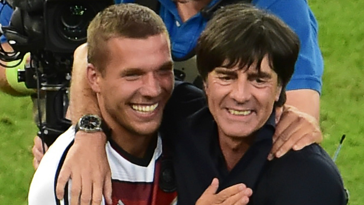 Lukas Podolski junto a Joachim Löw celebran la conquista del Mundial 2014. (AFP)