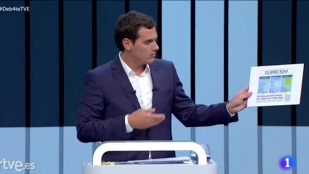 Rivera mostrando la portada de los SMS de Rajoy a Bárcenas.