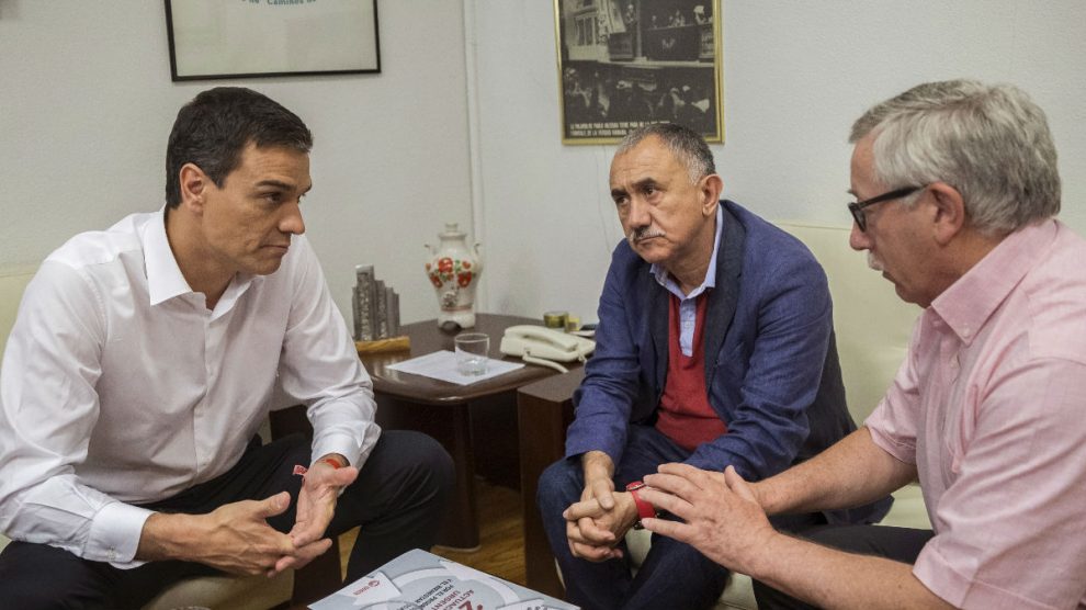 Sánchez con los secretarios generales de los sindicatos. (Foto: EFE)