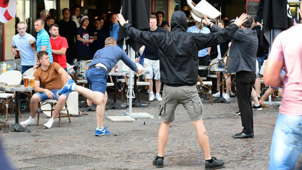 Ultras de Rusia e Inglaterra se enfrentan en Lille. (AFP)