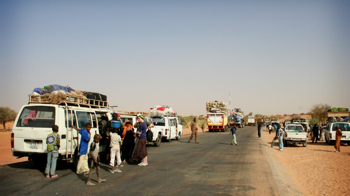 Una caravana de refugiados pasa por Agadez, en el desierto de Níger. (Joris-Jan van den Boom)