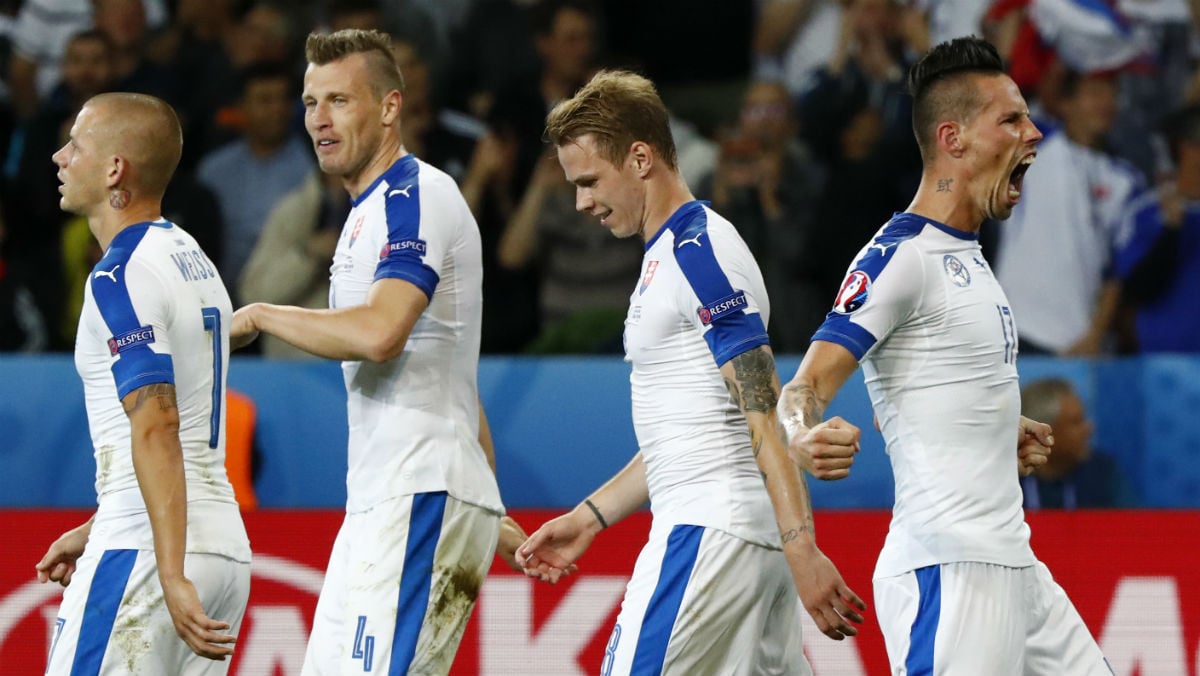 Los jugadores de Eslovaquia celebran el gol de Hamsik. (Reuters)