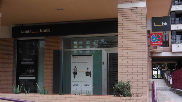 Oficina de Liberbank en Gijón (Foto: Alberto García Fernández).
