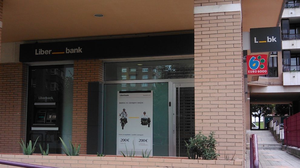 Oficina de Liberbank en Gijón (Foto: Alberto García Fernández).