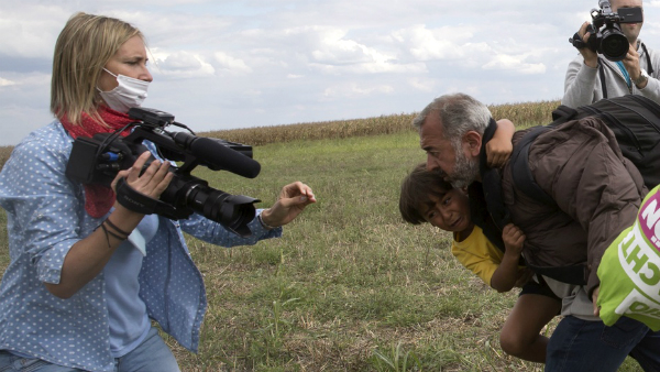 La reportera Petra Laszlo en el momento de zancadillear e Osama Abdul Mohsen en la frontera húngara.