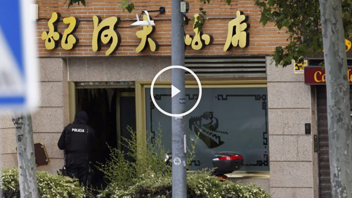 Un policía entra en el restaurante chino en el que el Inspector se quitó la vida. (Foto: EFE)
