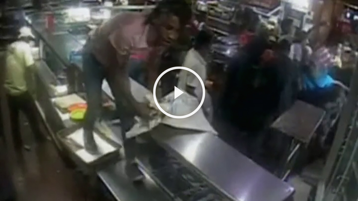 Venezolanos saqueando las tiendas de alimentos por necesidad