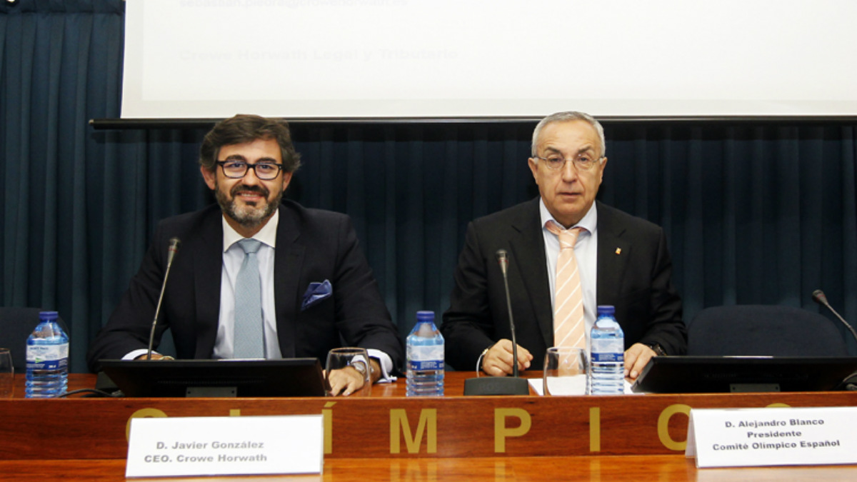 Alejandro Blanco, presidente del COE, junto a Javier González, CEO del gabinete jurídico Crowe Horwath. (COE)