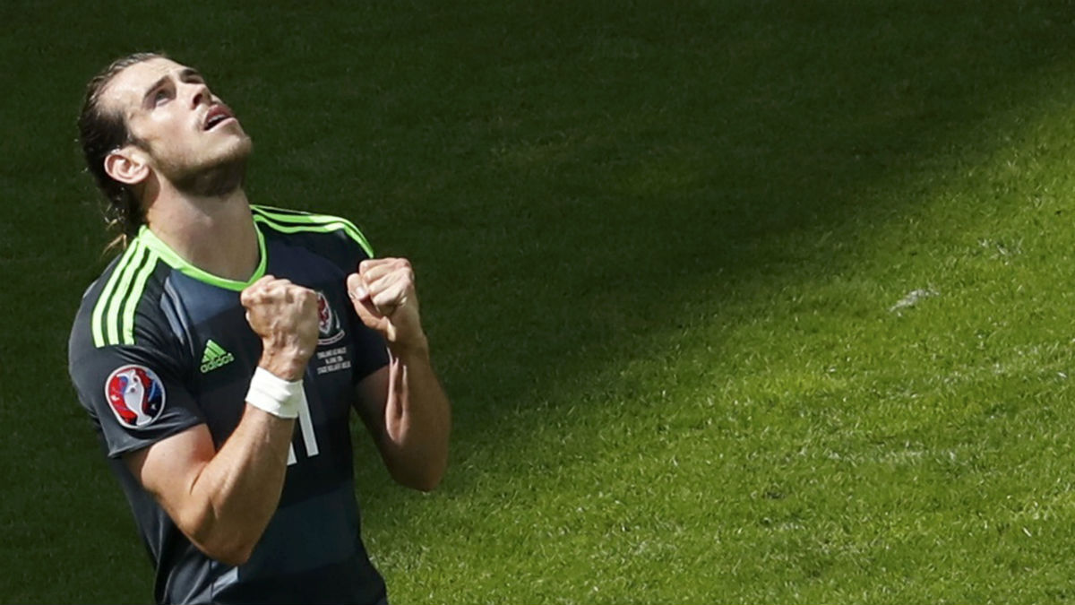 Bale celebra su gol a Inglaterra. (Reuters)