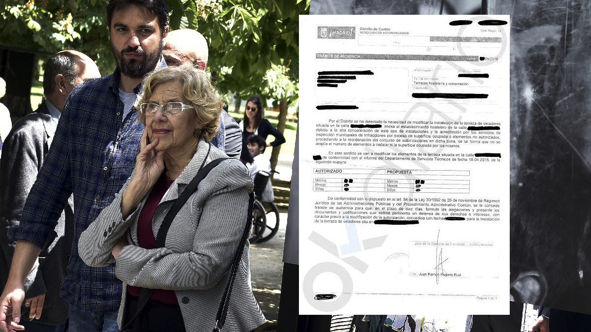Manuela Carmena junto a la carta enviada a los propietarios de terrazas legales. (Foto: AFP)