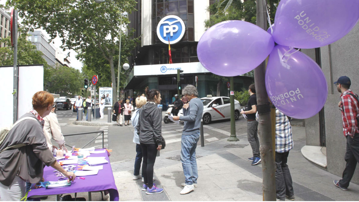 Mesa de Podemos frente a la sede del PP.