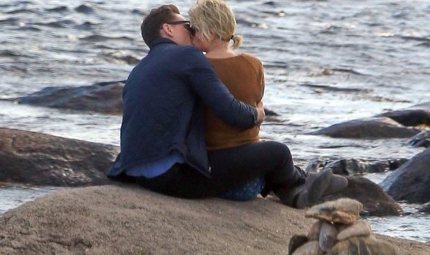 Taylor Swift pillada besándose con Tom Hiddleston en la playa