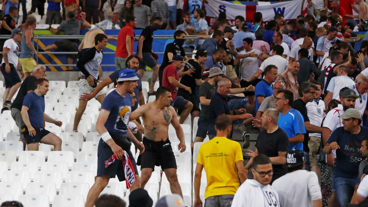 Ultras rusos intentan agredir a ingleses en el partido de Marsella. (Reuters)