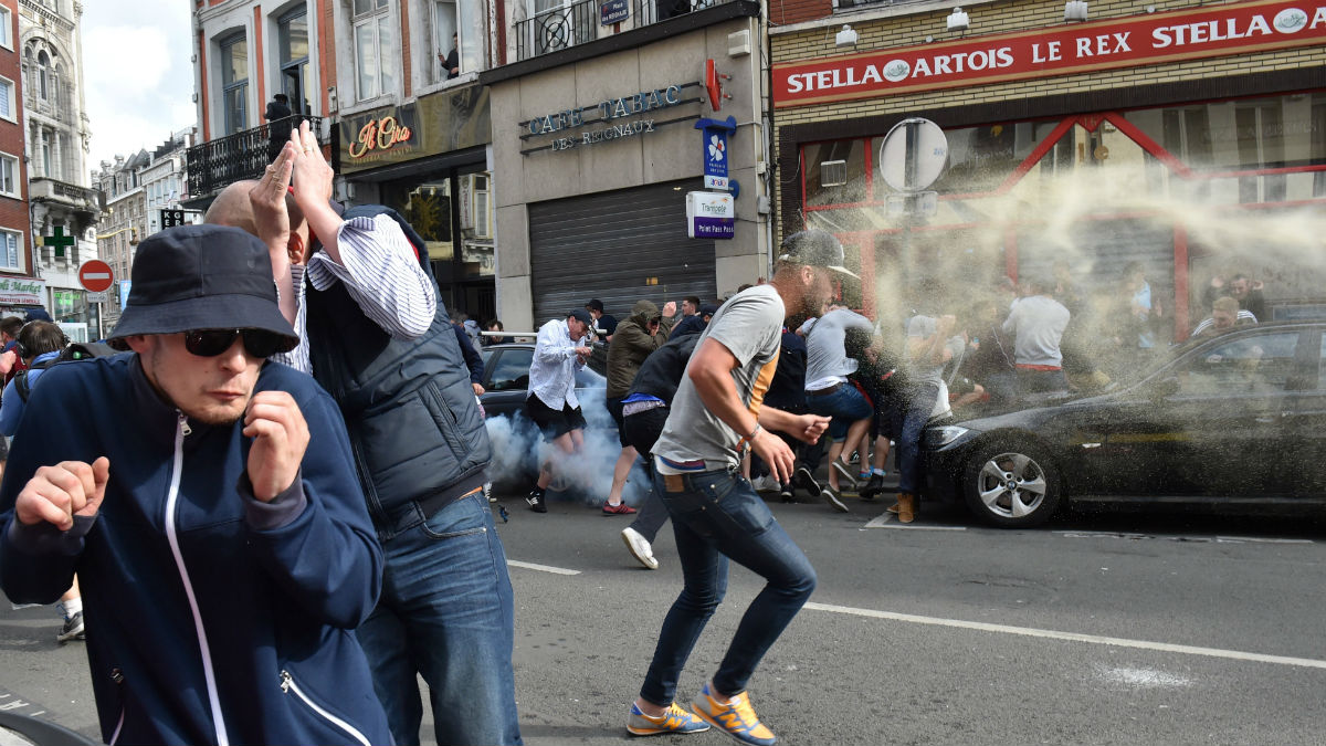 La policía dispersa con gas lacrimógeno a los ultras rusos. (AFP)