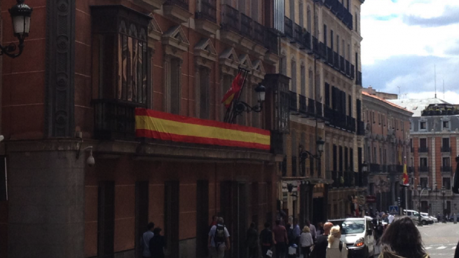 El PP desafía a Carmena: coloca una bandera de España en el edificio de grupos del Ayuntamiento