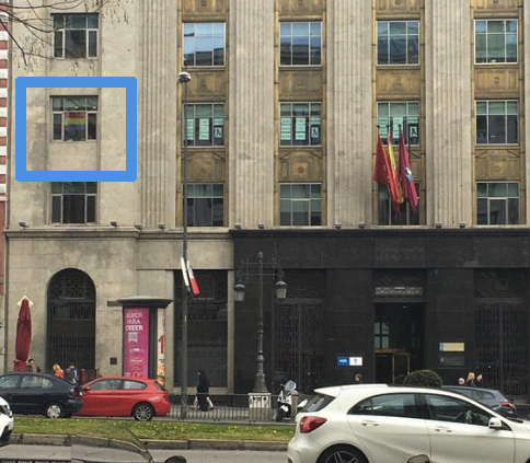 Bandera republicana colocada por Sánchez Mato en la Concejalía de Economía. (Foto: TW)