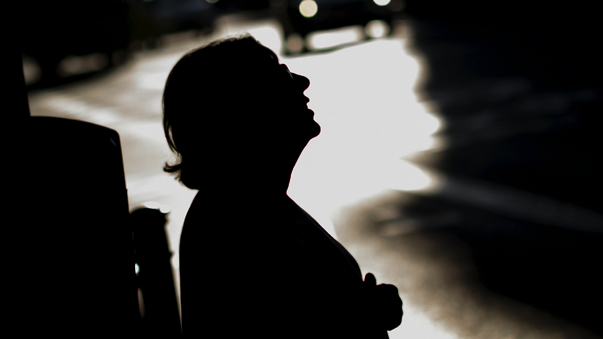 La alcaldesa Carmena en penumbra. (Foto: AFP)