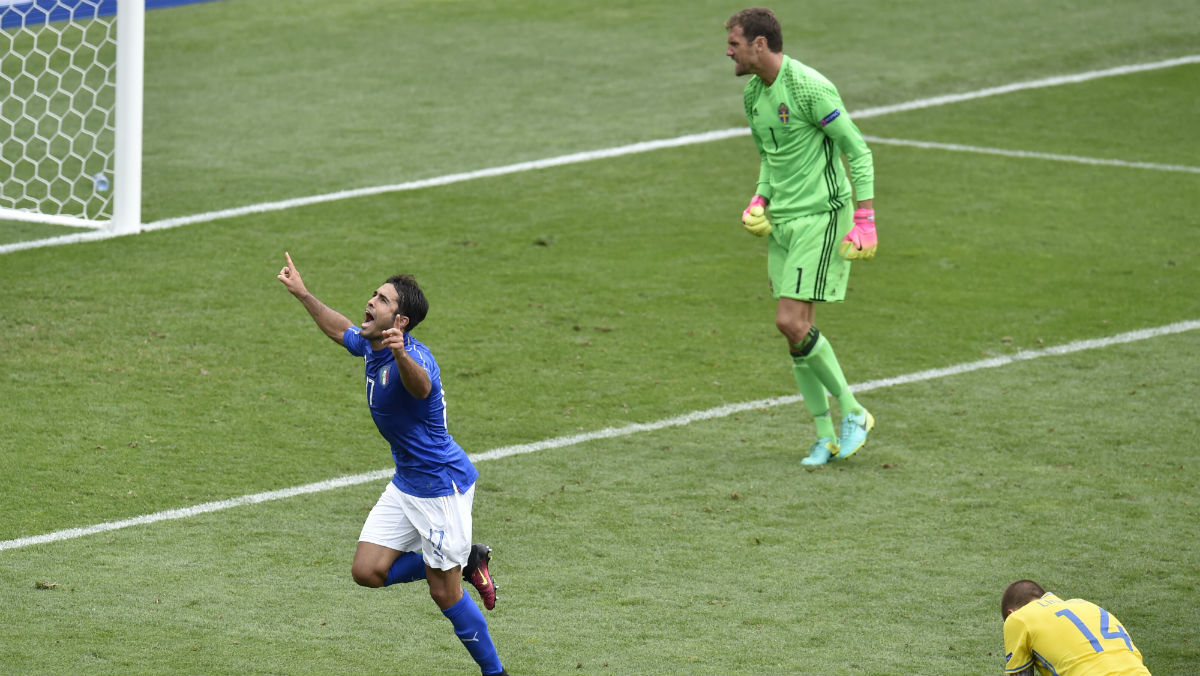 Éder celebra el gol que dio el pase a octavos a Italia. (Getty)