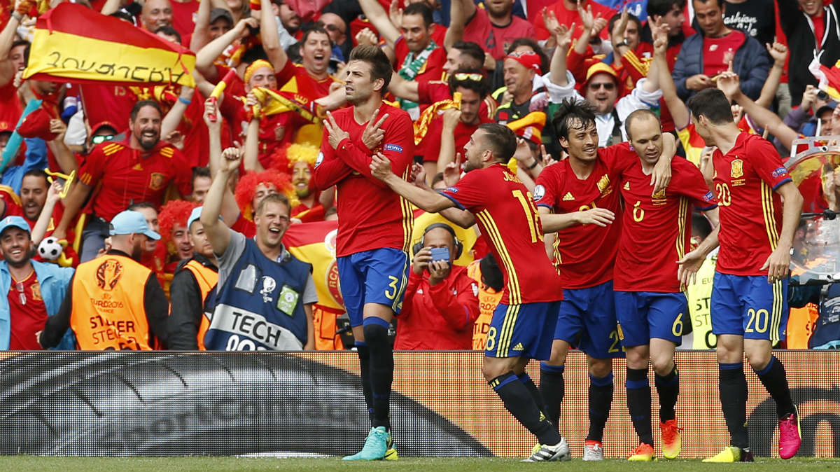 Los jugadores de España celebran el gol ante la República Checa. (Reuters)