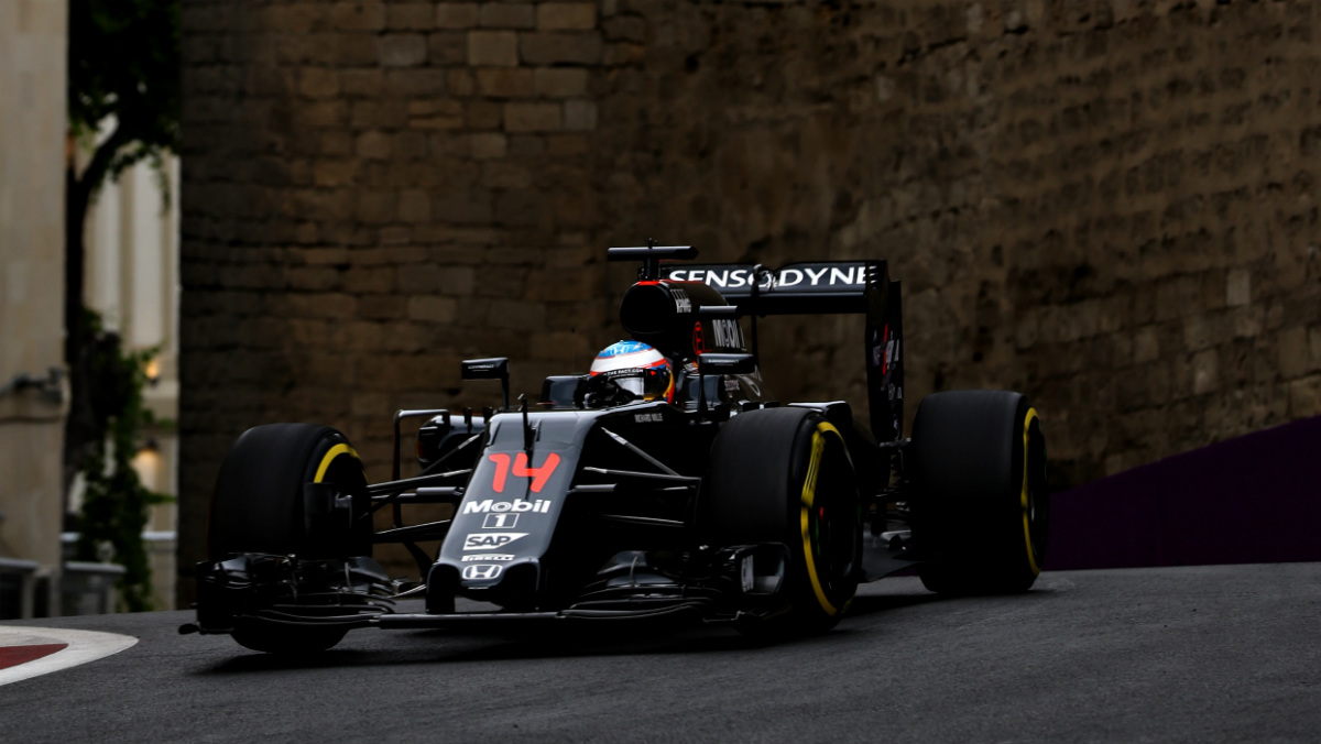 Fernando Alonso, en una zona amuralla de Bakú. (Getty)