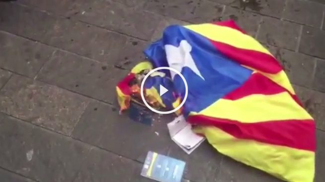 Aficionados españoles queman una estelada en la ciudad de Toulouse