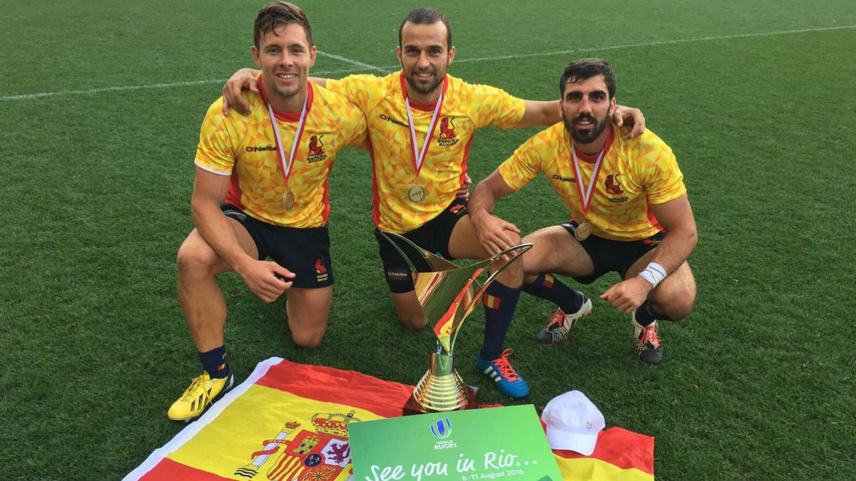 Ignacio Martín, en el centro, junto a otros dos integrantes del equipo español de rugby 7. (Twitter: WorldRugby7s)