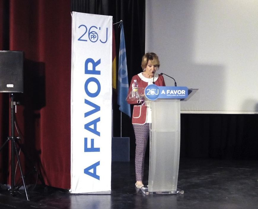 Aguirre con venezolanos en la campaña del 26J. (Foto: PP)