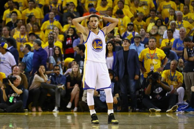 El MVP de la NBA, Stephen Curry, se lamenta tras no dar la talla en la final. (Getty)