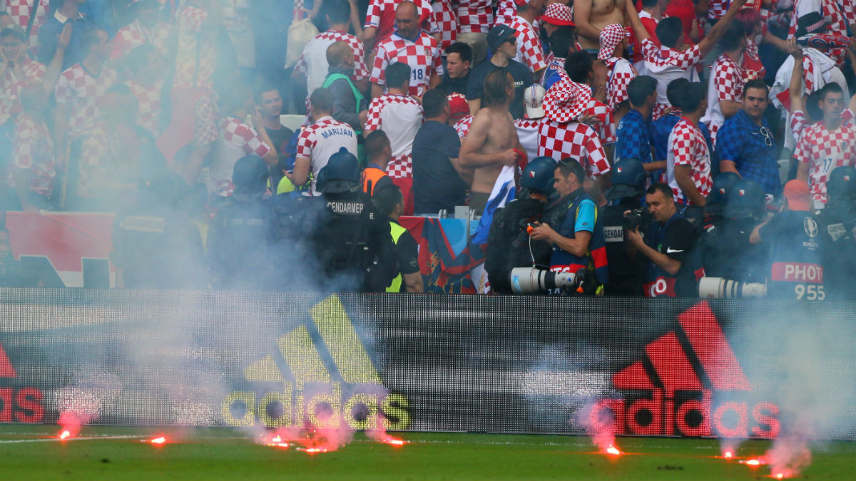 Ultras croatas lanzando bengalas en el partido ante la República Checa