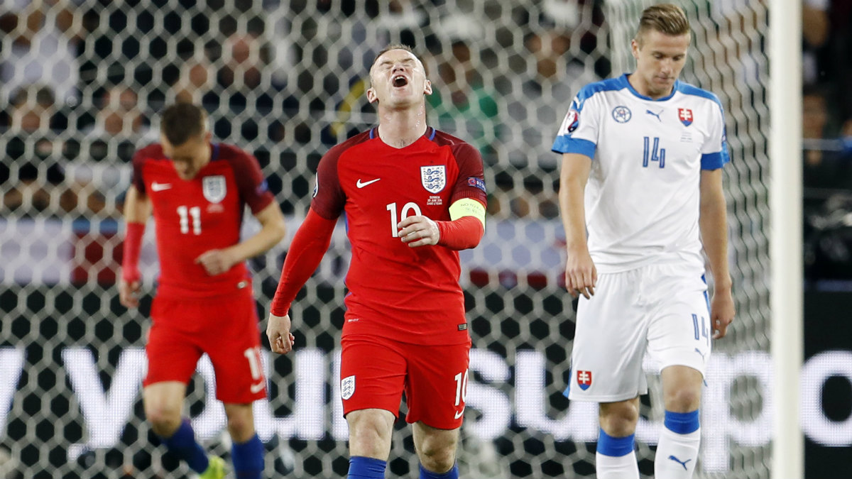 Rooney se lamenta de una ocasión fallada en el Inglaterra-Eslovaquia. (Reuters)