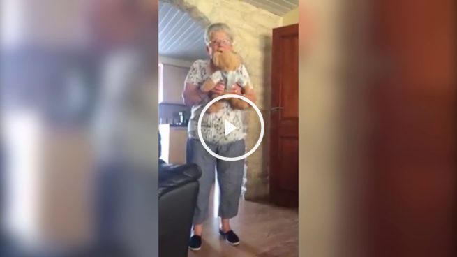 Esta anciana se emociona al volver a oir la voz de su marido fallecido