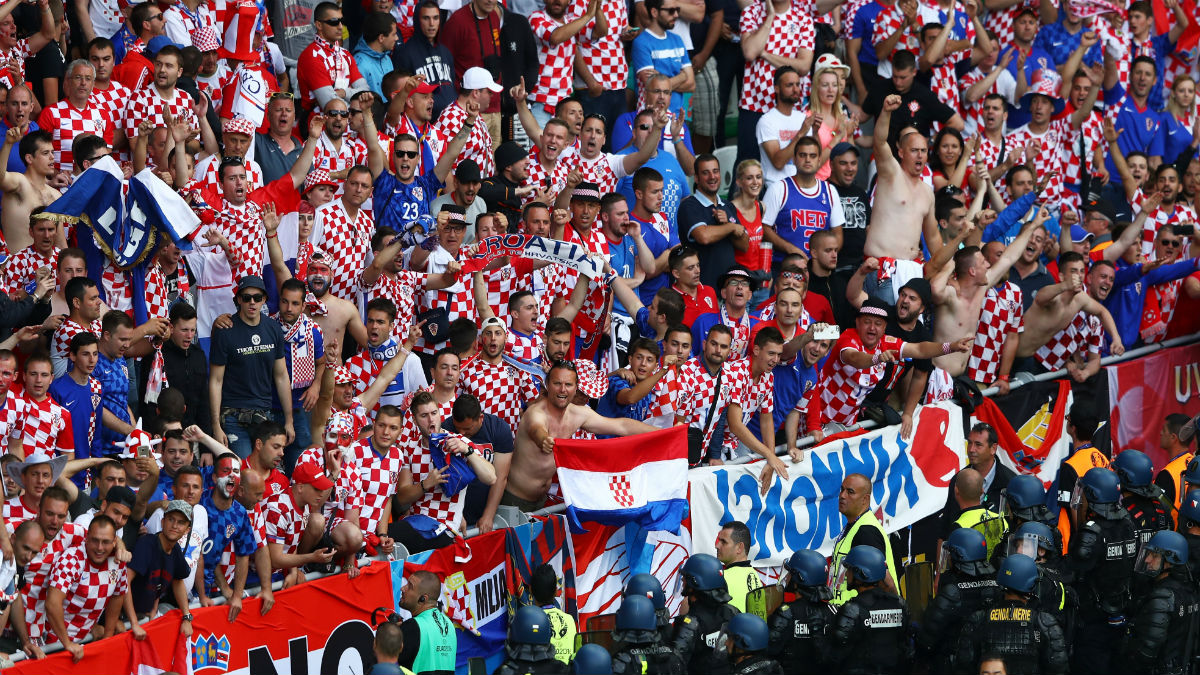 ultras croatas en el partido ante República Checa