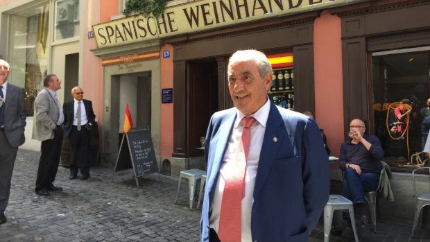 Juan José Hidalgo frente a una taberna española en Zúrich