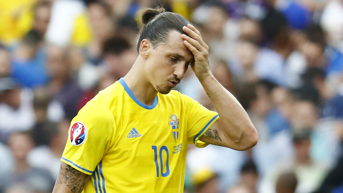 Ibrahimovic se lamenta tras la derrota ante Italia. (Reuters)