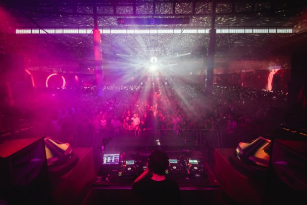 Laurent Garnier durante el show, que el mismo ideó y propuso, en el SónarCar. (Foto: Sónar)