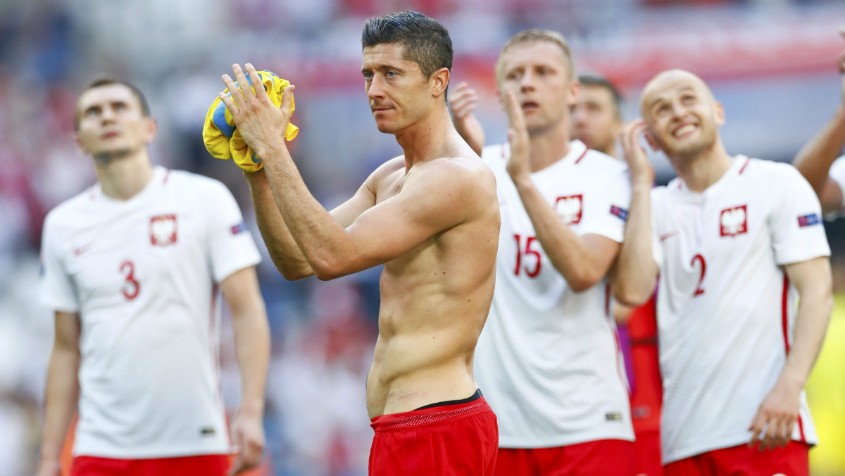 Los jugadores de Polonia celebran el pase a octavos. (Reuters)