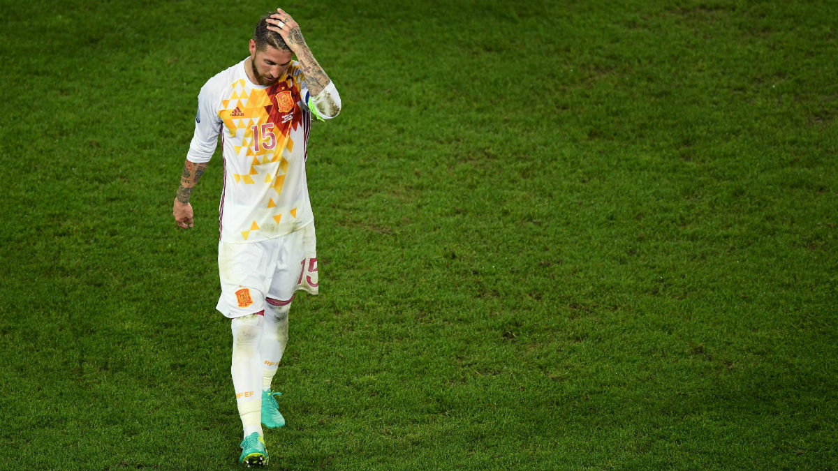 Sergio Ramos se lamenta tras su fallo en el penalti. (Getty)