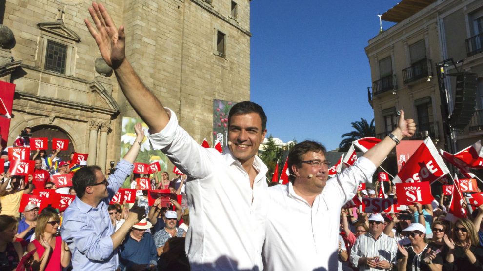 El líder del PSOE, Pedro Sánchez (i), junto al presidente extremeño, Guillermo Fernández Vara (d). (Foto: EFE)