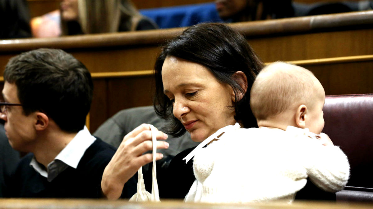 Carolina Bescansa con su bebé en el Congreso de los Diputados (Foto: EFE)