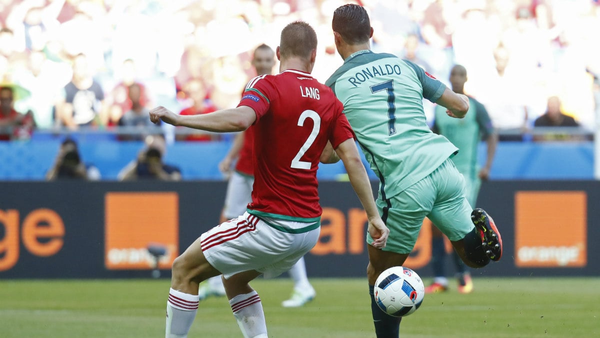 Cristiano en el momento que hizo el gol de tacón. (Reuters)