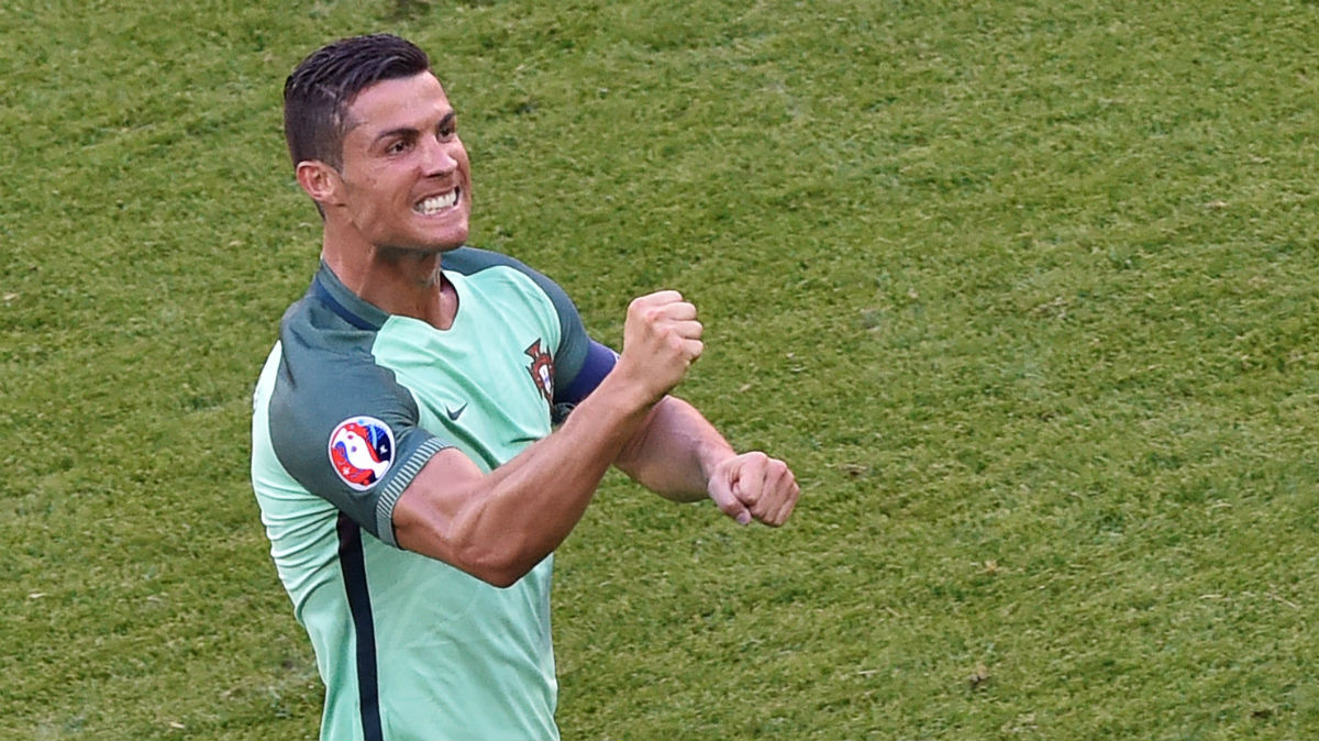 Cristiano celebra uno de sus goles ante Hungría. (AFP)