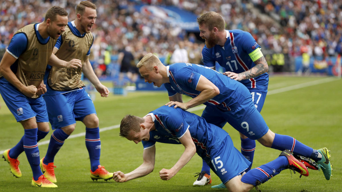 Bödvarsson anotó el gol que da el pase a octavos a Islandia. (Reuters)
