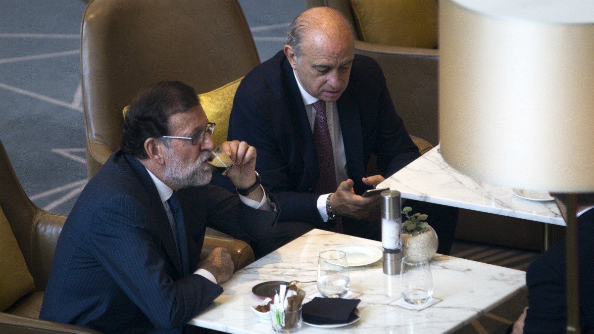 Mariano Rajoy y Jorge Fernández Díaz. (EFE)