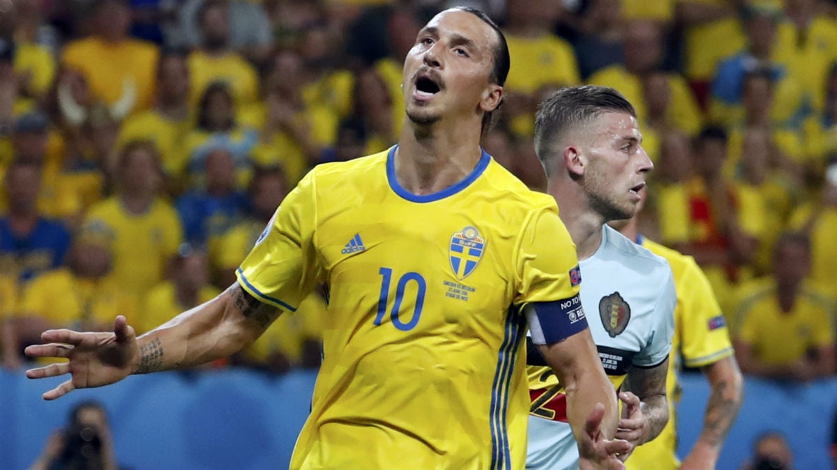 Ibrahimovic se lamenta tras fallar una ocasión ante Bélgica. (Reuters)