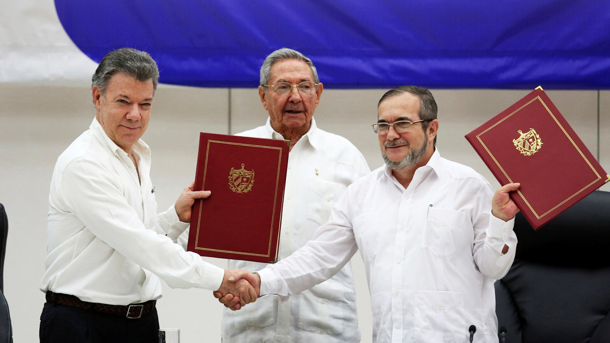 Santos, Castro y ‘Timochenko’ muestran el acuerdo de paz rechazado por el pueblo colombiano en votación. (Foto: Reuters)