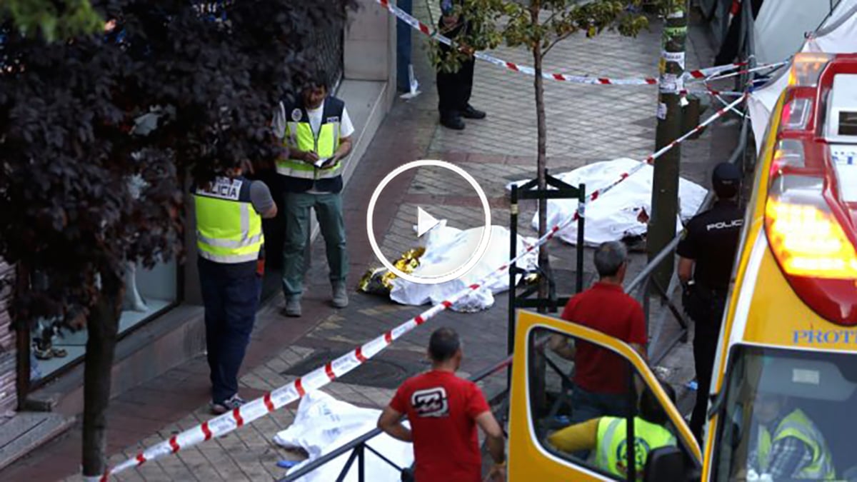 Los tres cadáveres en la calle donde se cometió el asesinato (Foto: Efe).