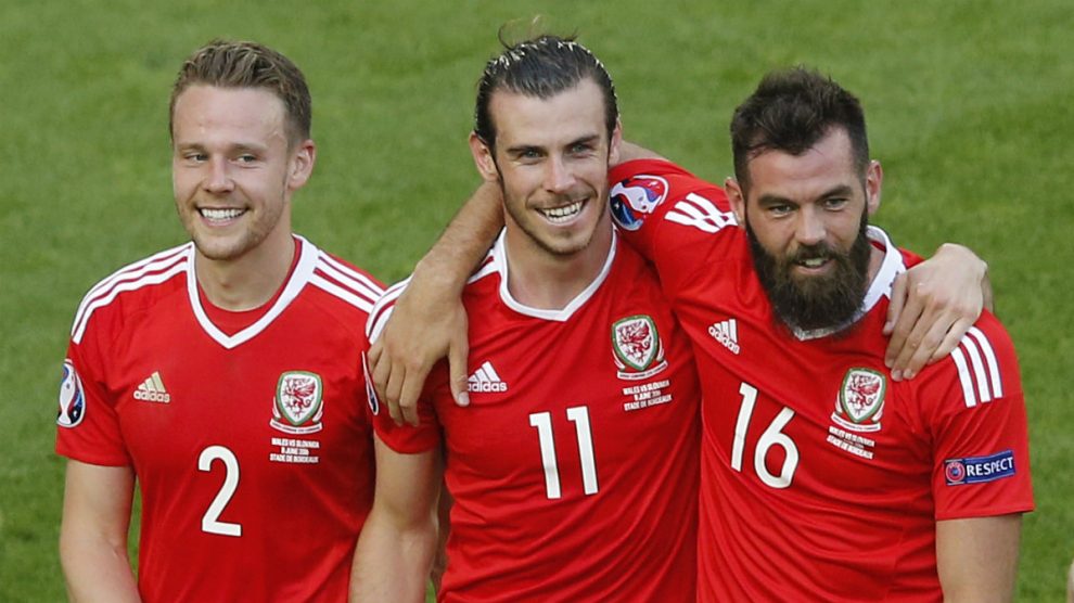 Gunter, Bale y Ledley celebran el pase a octavos de Gales. (Reuters)